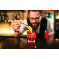 Cocktailkurs München: mit Orangenscheibe servieren