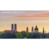 Genussreise München: Skyline vor Abendhimmel