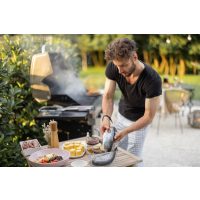 Seafood-Grillkurs München – Mann bereitet Fische vor