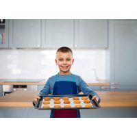 Kinder-Backkurs München: stolzer kleiner Bäcker