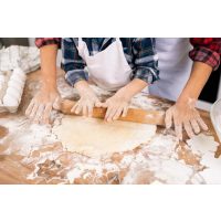 Kinder-Backkurs München: Teig ausrollen