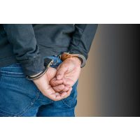 Krimidinner München: Mann in Handschellen