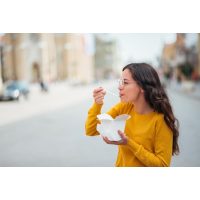 Kulinarische Stadtführung München – Frau isst in Haidhausen