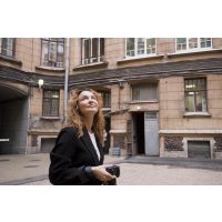 Kulinarische Stadtführung München – Frau spaziert durch Haidhausen 