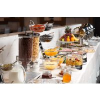 Sonntags-Brunch München – Müsli und Obst am Buffet