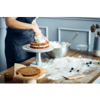 Tortenkurs München – Frau streicht Torte ein