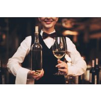 Weinprobe München – Kellnerin bringt Weißwein