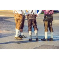 Wiesngrillen - Männer mit Lederhosen von hinten