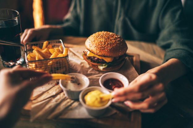 Burger-Kochkurs online – Burger mit Pommes