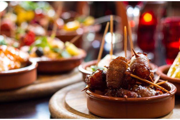 Kochkurs Online Tapas – Datteln im Speckmantel