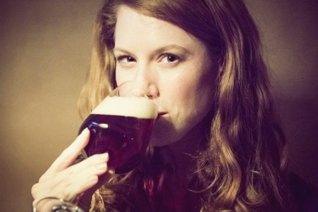 Bierproben-Gutschein – Frau verkostet dunkles Bier