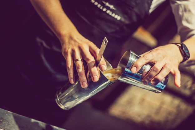 Geschenkgutschein Gin-Tasting – Cocktail mit Gin wird gemixt