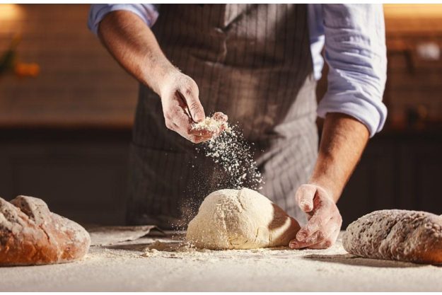 Backkurs Kitzingen: mit Mehl bestäuben