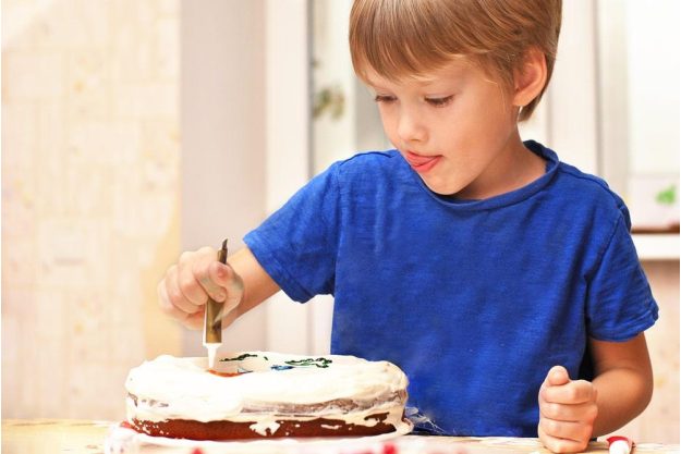 Kinder-Backkurs Würzburg: verzieren mit Zuckerschrift