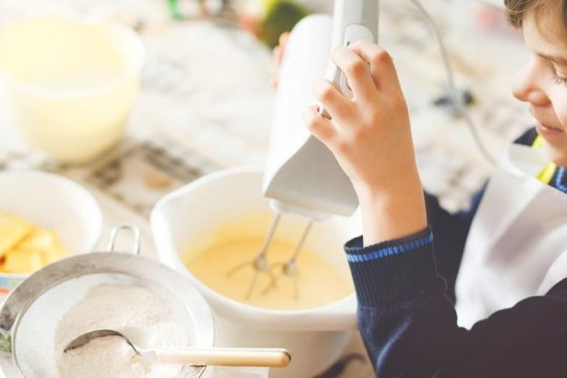 Kinder-Backkurs Würzburg: Teig rühren