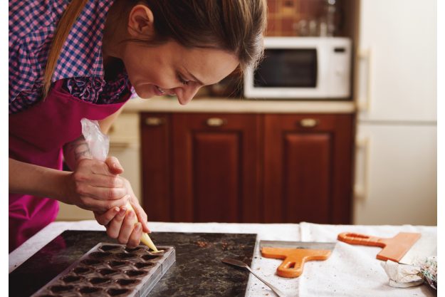 Pralinenkurs Würzburg – Frau macht Pralinen