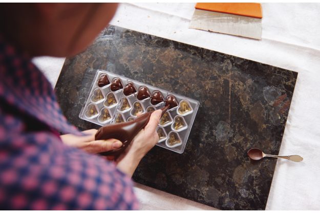 Pralinenkurs Würzburg – Pralinen in Form giessen