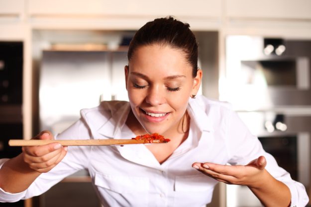 Teambuilding-Kochkurs Hamburg - Soße probieren