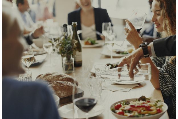 Weihnachtsfeier Hamburg – Kollegen essen