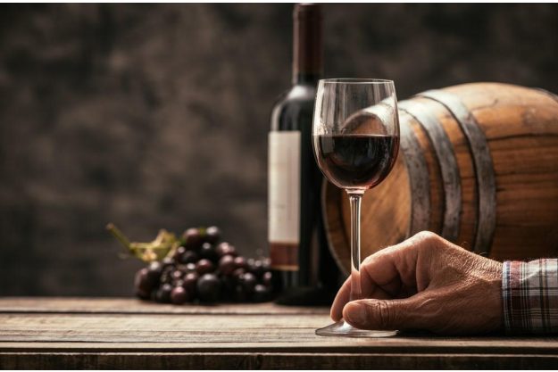 Wein-Tasting Hamburg: Weinkenner genießt seinen Rotwein