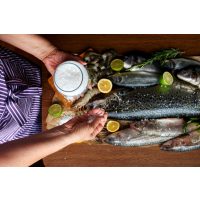 Fisch-Kochkurs Neumünster – Frau salzt Fisch