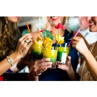 Weihnachtsfeier mit Cocktailkurs Hamburg - Frauen trinken Drinks