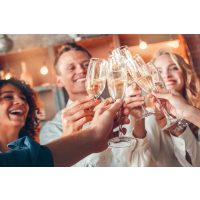 Weihnachtsfeier Hamburg – Kollegen stoßen an