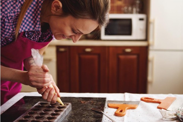 Pralinenkurs München – Schokolade in Form gießen