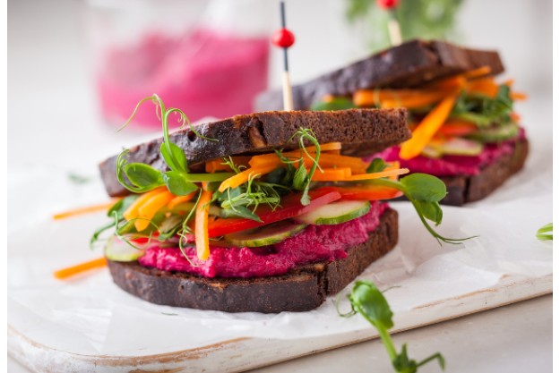 veganer Kochkurs Stuttgart - Frauen waschen frisches Gemüse