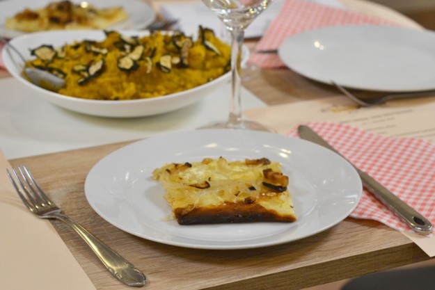 Weinprobe München – Tester schnuppert am Wein 