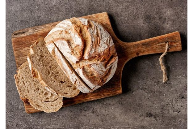Backkurs Kitzingen: Brot auf Holzbrett