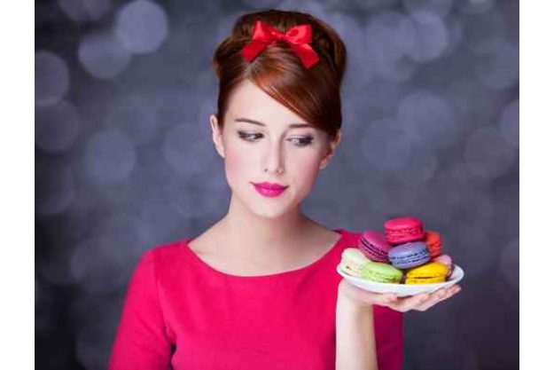 Backkurs München - Frau hält bunte Macarons