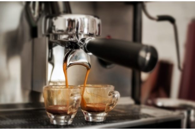 Barista-Kurs Dortmund – Frau genießt Kaffee