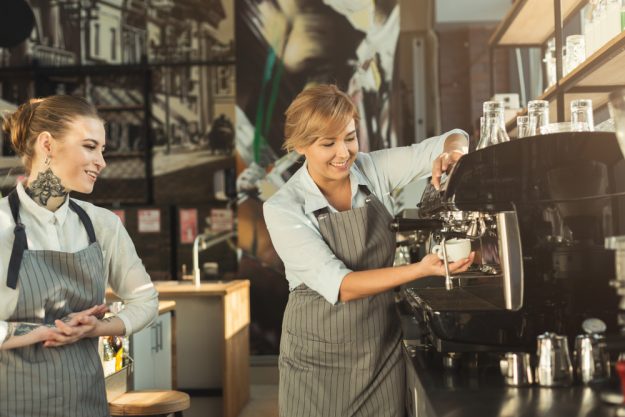 Barista-Kurs Düsseldorf – Frauen kochen Espresso