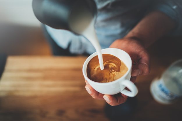 Barista-Kurs München – Milch in Kaffee giessen