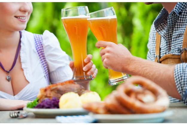 Braukurs München - Freunde stoßen mit Weißbier an