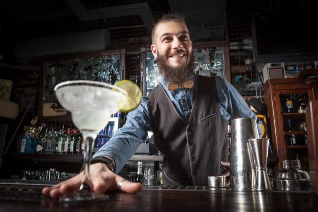 Cocktailkurs München: sympathischer Barkeeper
