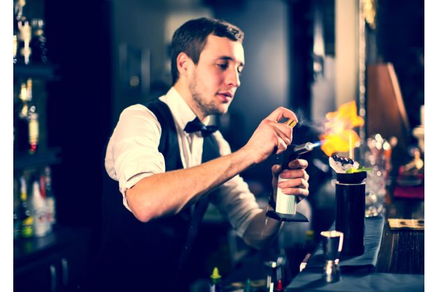 Cocktailkurs in Frankfurt am Main – Barkeeper mixt Cocktails