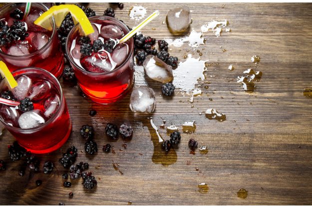 Cocktailkurs in Frankfurt am Main – Blackberry auf Holztisch