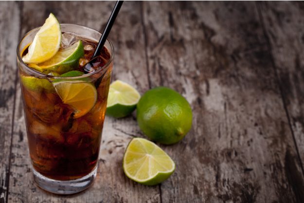 Cocktailkurs in Frankfurt am Main – Cuba Libre auf Holztisch