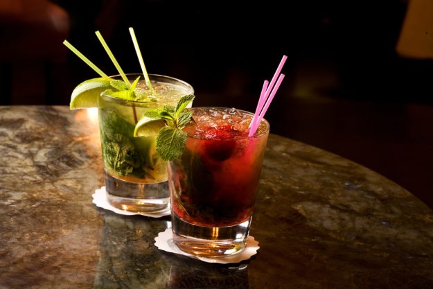 Cocktailkurs in Frankfurt am Main – zwei Cocktails auf Holztisch