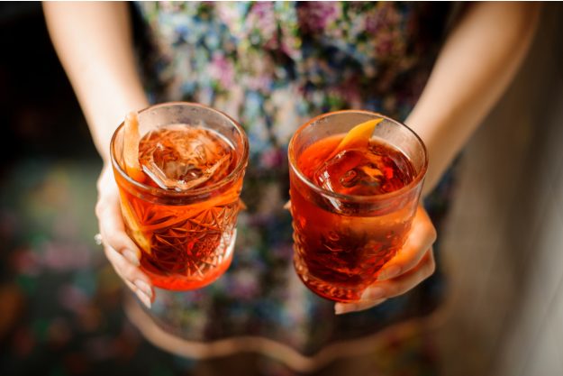 Cocktailkurs Köln – Frau serviert Cocktails