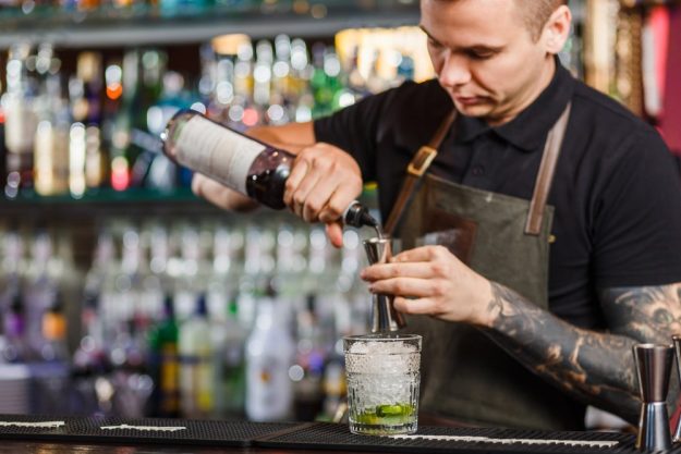 Cocktailkurs München – konzentrierter Barkeeper
