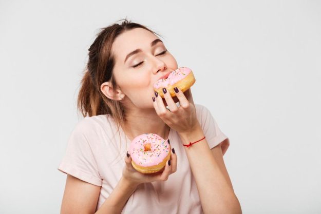 Donut-Backkurs München – Frau isst Donut