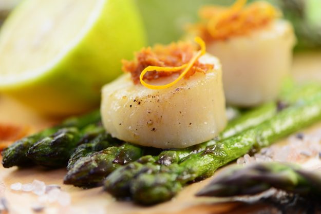 Firmenevent in der Küche - Jakobsmuscheln mit Spargel