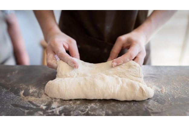 Backkurs in München: die Technik, Baguettes zu formen
