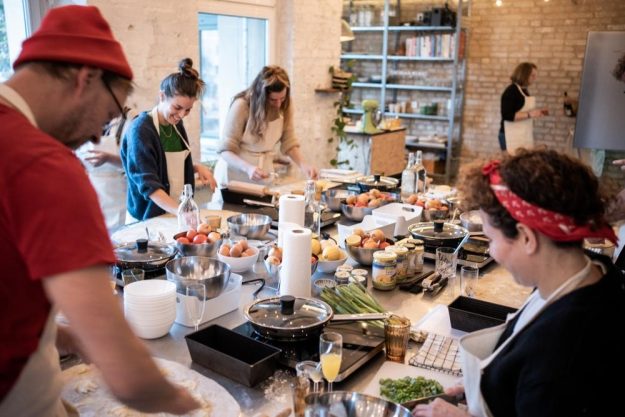 israelischer Kochkurs Berlin – beim Kochen