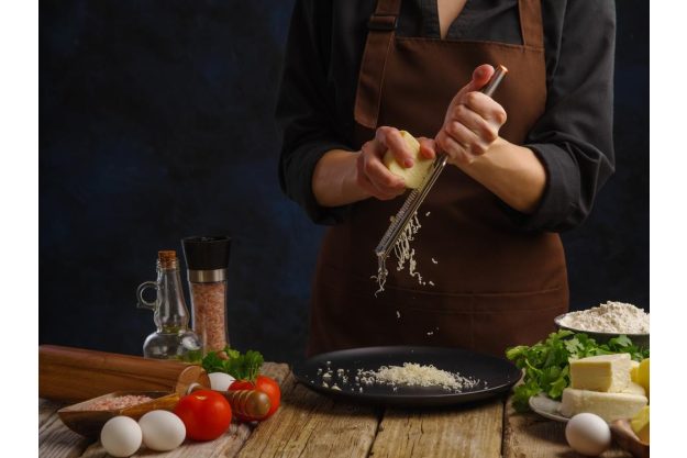 Italienischer Kochkurs München – Parmesan reiben