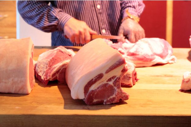 Kochkurs bei Herrmannsdorfer in München (Glonn) – Metzger zerteilt Fleisch