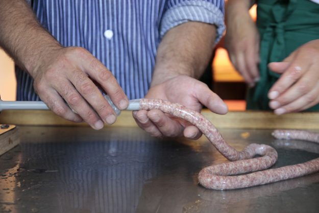 Wurst-Kochkurs bei Herrmannsdorfer in Glonn –  Wurst in Darm füllen
